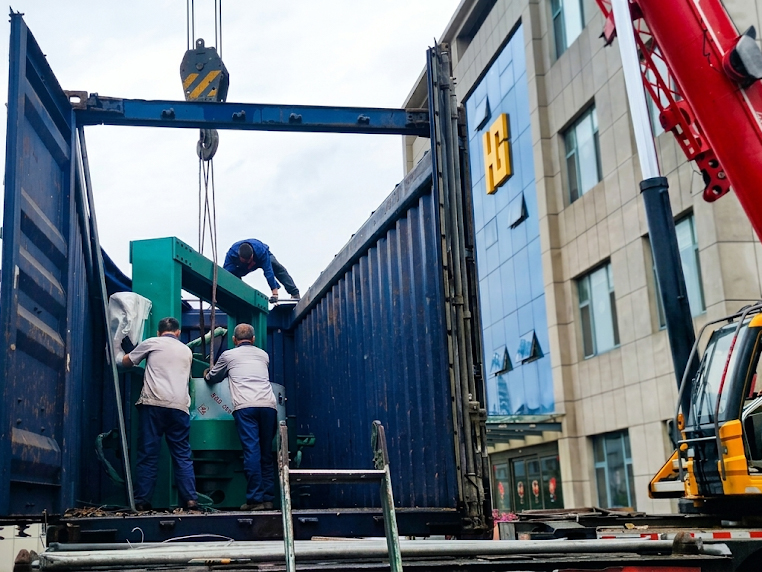 Loading truck tire vulcanizing machine into container for UAE export.jpg
